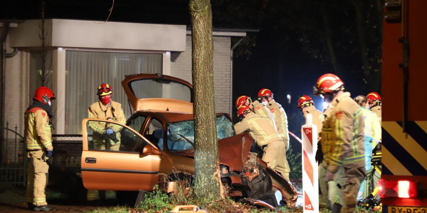 brandweer bevrijdt slachtoffer uit auto