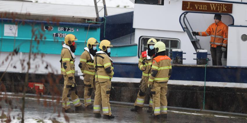 Brandweer in overleg bij schip