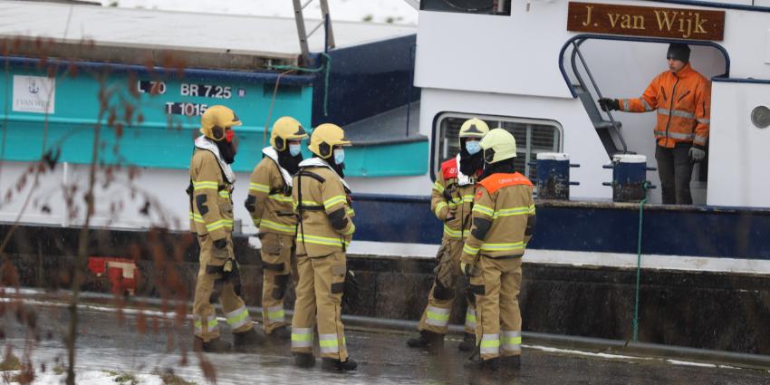 Brandweer in overleg bij schip