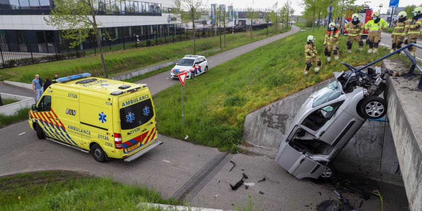 Bestelbus naar beneden gevallen