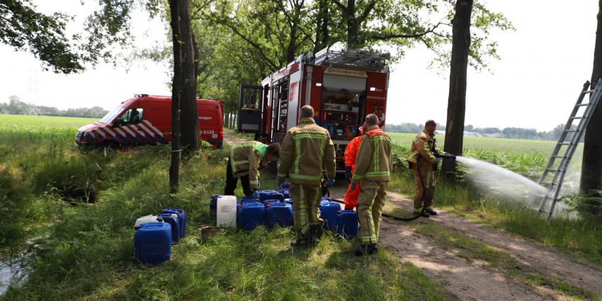 Brandweer haalt vaten uit de sloot