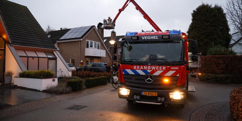 Brandweer veegt schoorsteen