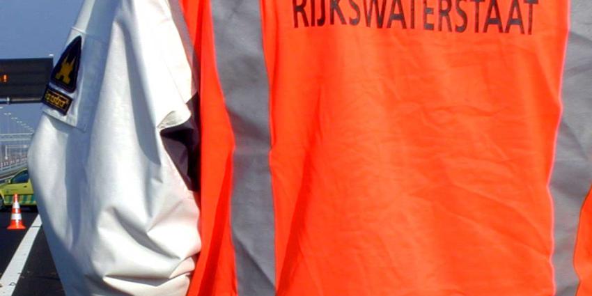 Weginspecteur springt weg om aanrijding te voorkomen