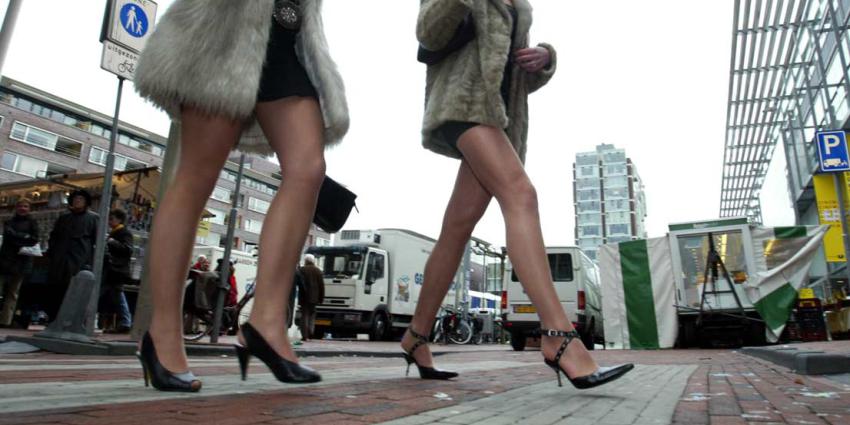 Honderden Nederlandse vrouwen stiekem onder rok gefilmd door gluuders