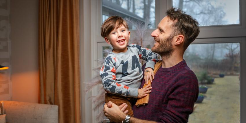 Vader en zoon in Ronald McDonald huis