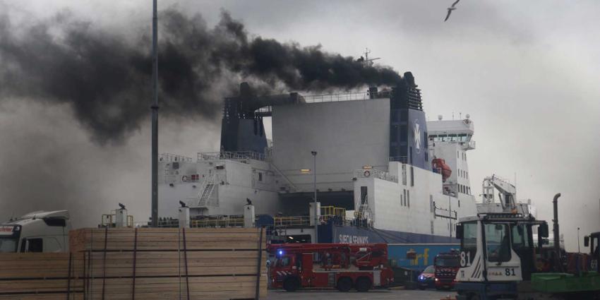 Dikke vette zwarte rook uit schoorsteen schip, brandweer gealarmeerd