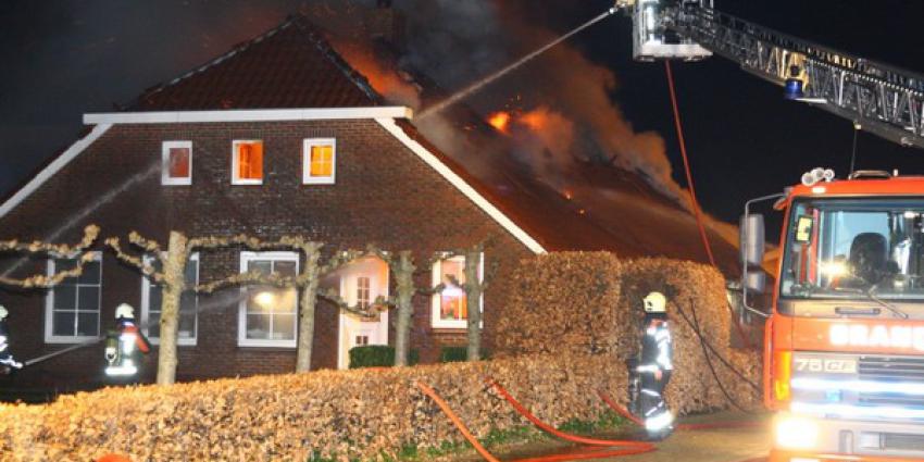Grote brand legt woonboerderij Roswinkel grotendeels in de as 