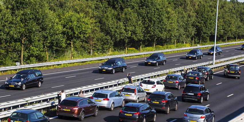 Weer kisten met stoffelijke resten MH17 aangekomen in kazerne Hilversum