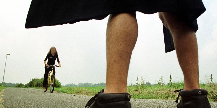 Schennispleger staat letterlijk voor lul bij agenten