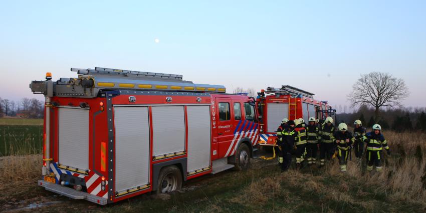 Brandweerwagen rijdt zich vast onderweg naar brand in Schijndel