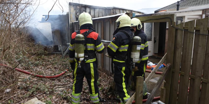 Felle brand op woonwagenkamp aan Nassaulaan in Vlijmen