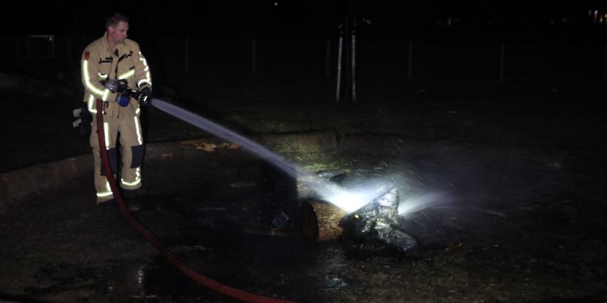 Foto van blussende brandweerman