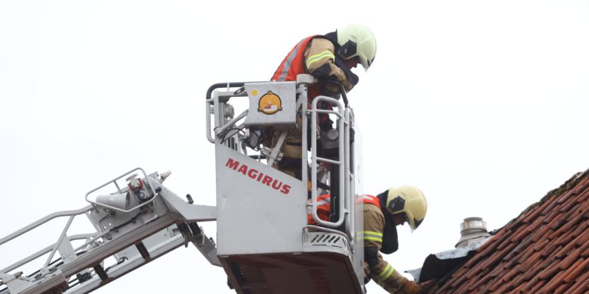 Brandweermannen met ladderwagen