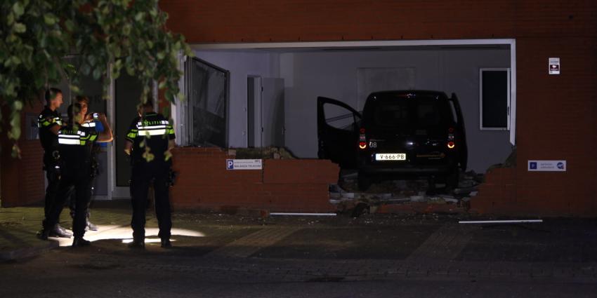 Auto pand binnen gereden