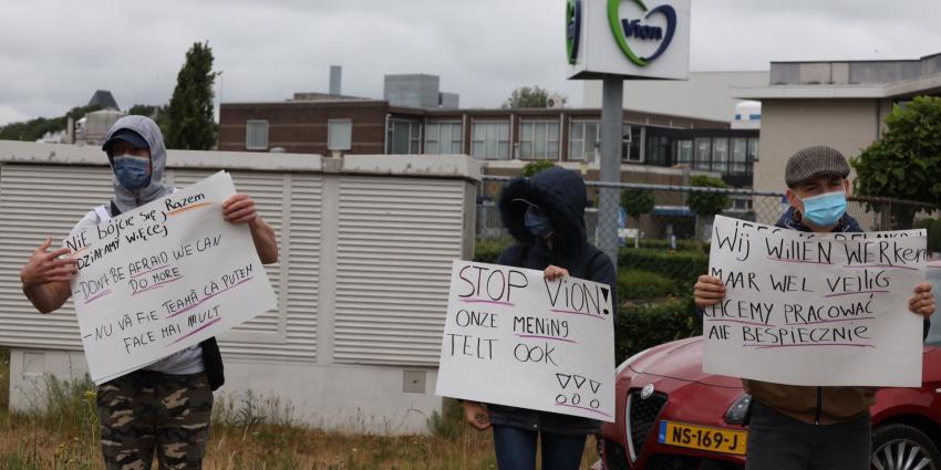 Demonstratie voor hek Vion in Boxtel