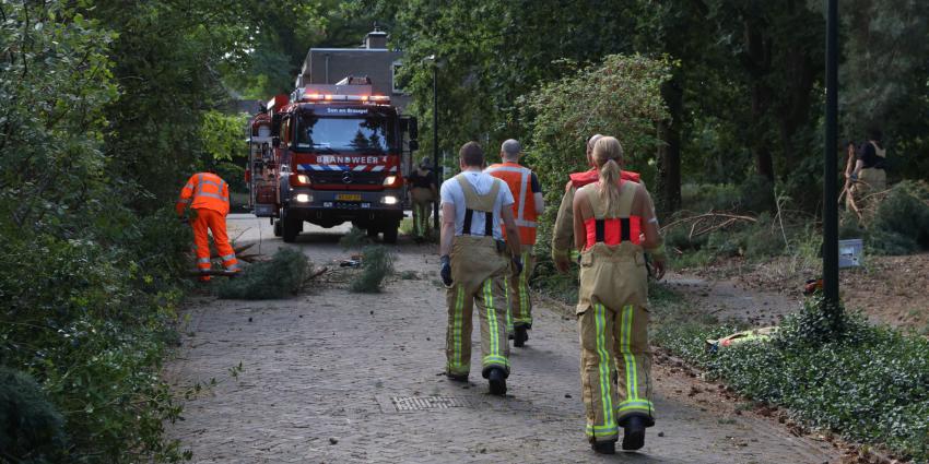 Afgebroken boomtak blokkeer Huygensstraat in Son en Breugel