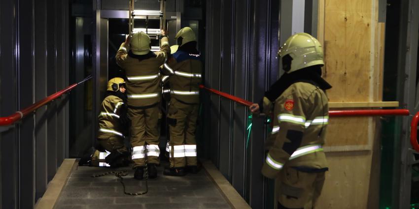 Brandweer helpt liftmonteur