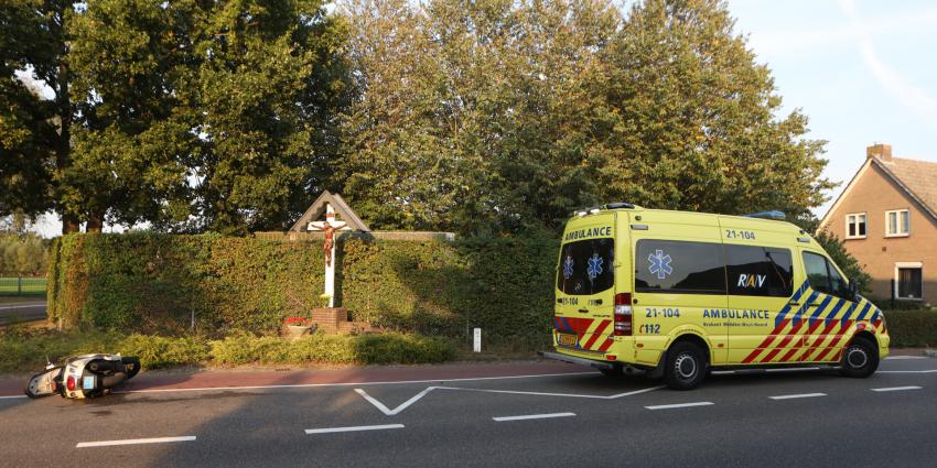 Bestuurder snorfiets in ambulance