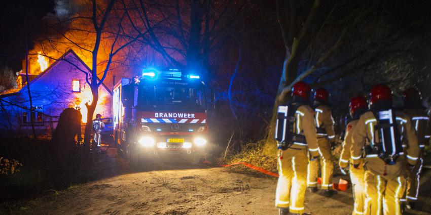 vlammen slaan uit woonboerderij