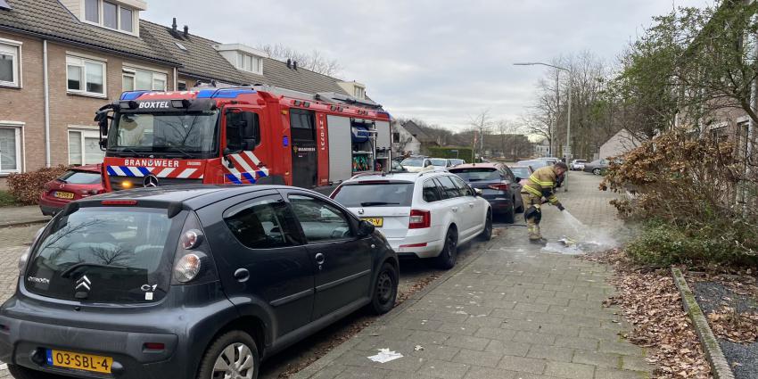 Brandweer blust smeulende resten