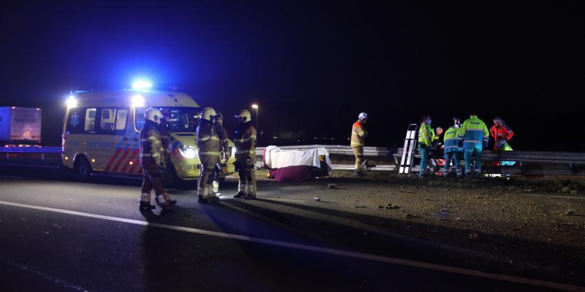 Hulpverleners ontfermen zich over slachtoffer