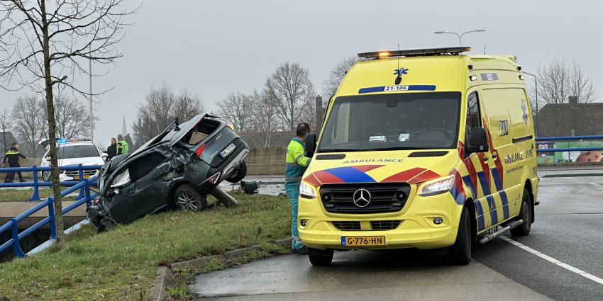 auto zwaar beschadigd door aanrijding