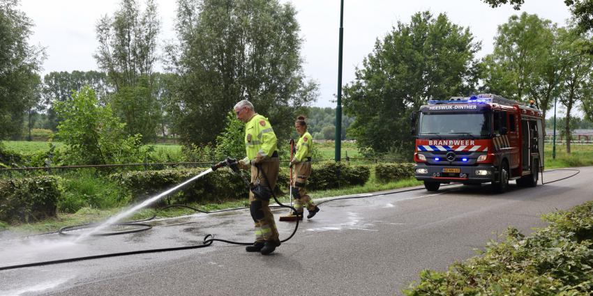 brandweer reinigt wegdek