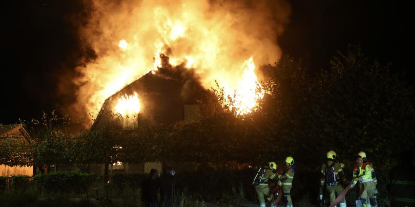 Brandweer blust woning