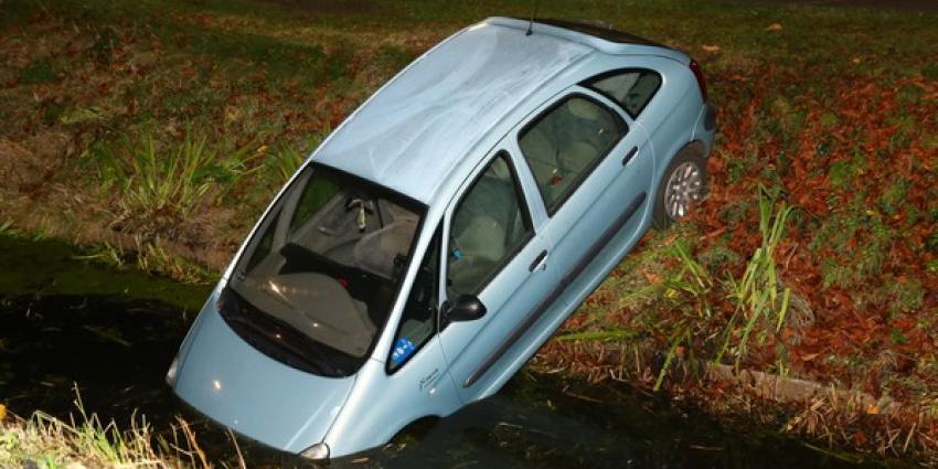 Hulpdiensten gealarmeerd voor auto in de sloot in Schijndel