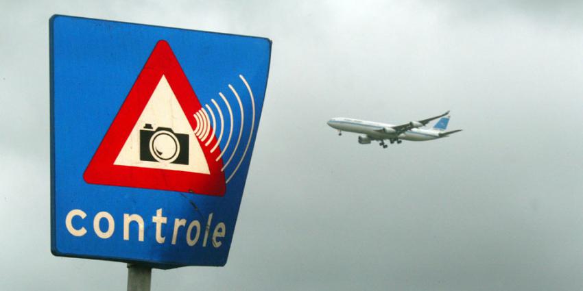 Waakhond maakt jacht op exotische muggen op Schiphol 
