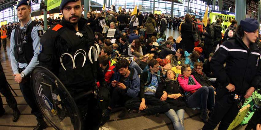 Marechaussee begonnen met ontruimen Schiphol Plaza