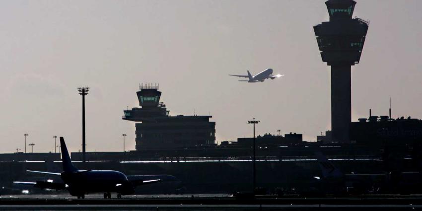 schiphol-verkeerstoren-vliegtuig