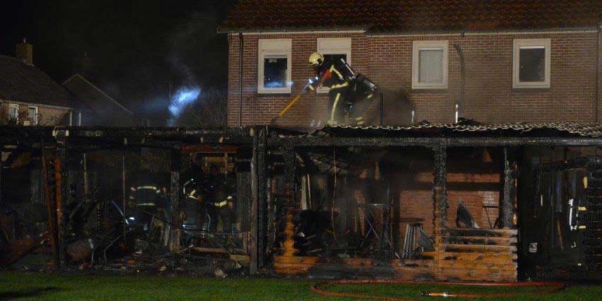 Uitslaande brand verwoest schuren in Wildervank