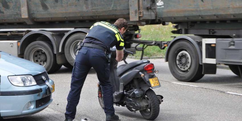 Scooterrijder gewond na aanrijding met auto