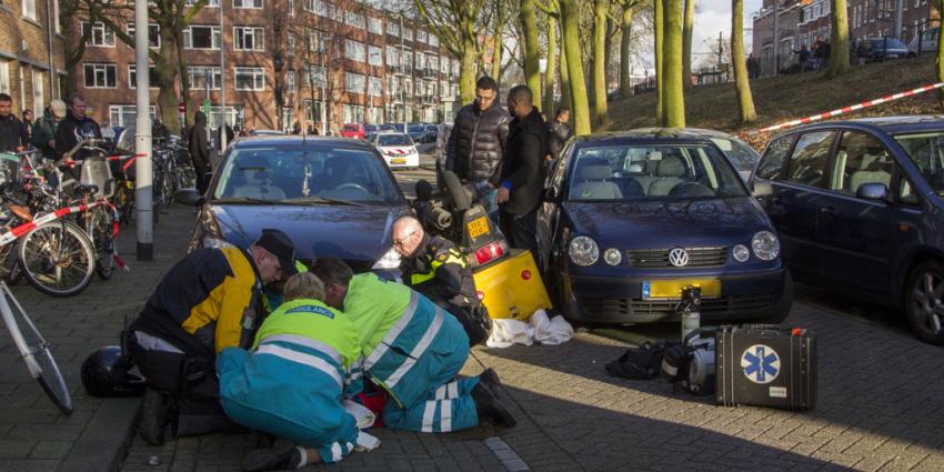 Bezorger op scooter slaat over de kop en raakt gewond