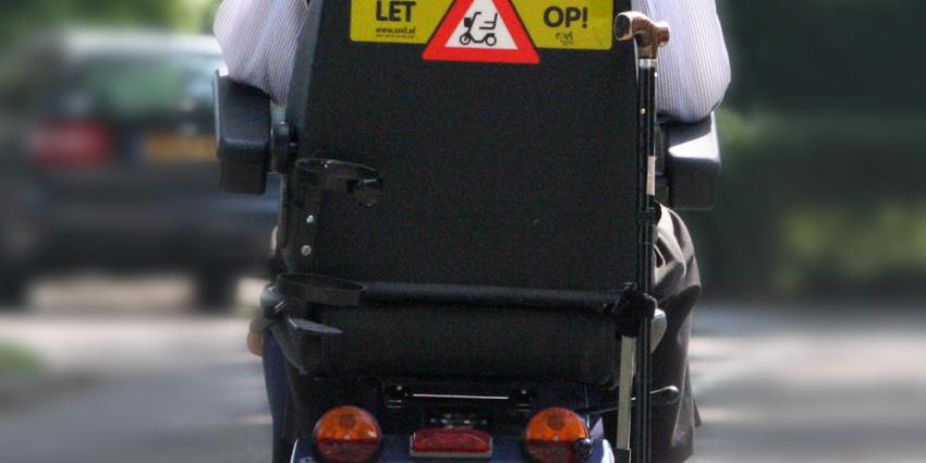 Man slaat bejaarde in scootmobiel in elkaar