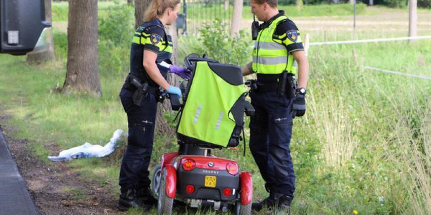 scootmobiel, vrouw, sloot