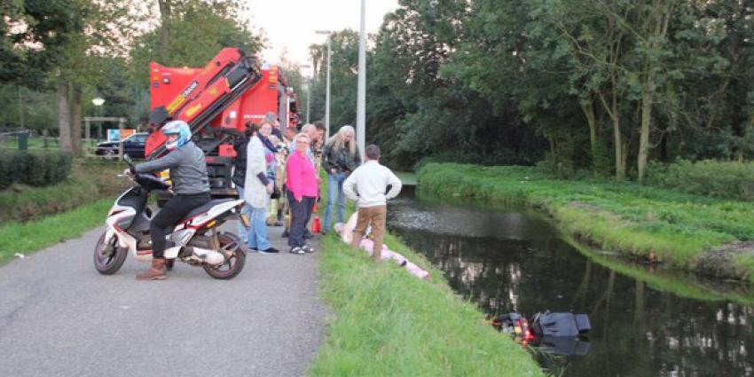 Vrouw met scootmobiel te water