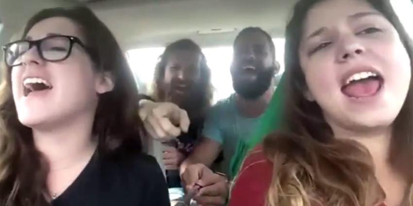 In auto zingend viertal filmt eigen crash