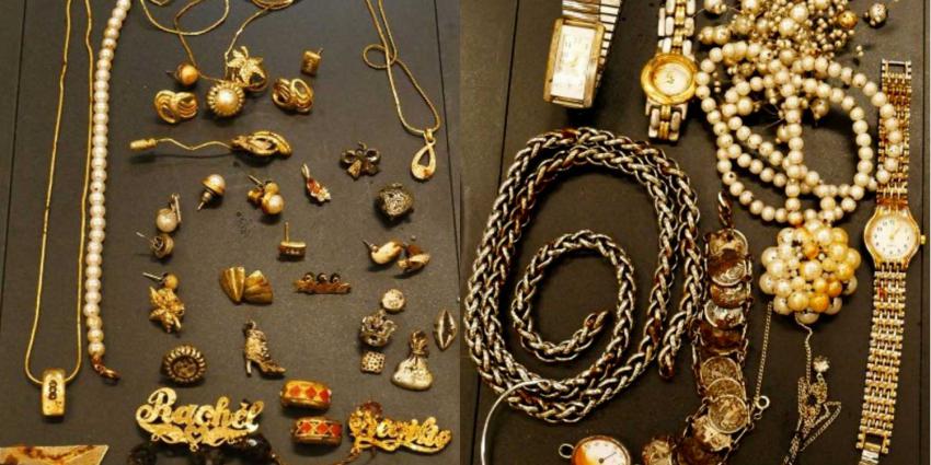 Politie zoekt eigenaren van langs de A10 begraven sieraden