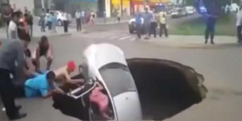 Auto opgeslokt door sinkhole Peru, inzittenden gered