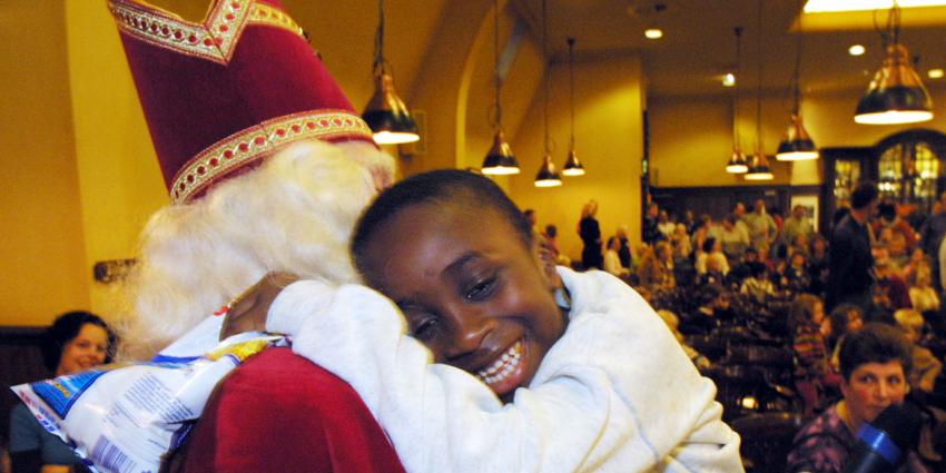 foto van Sinterklaas en kind | fbf archief