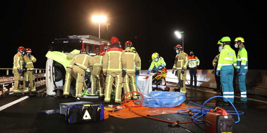 snelweg-ongeval-hulpdiensten-ambulance-brandweer