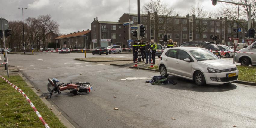 Snorfietser zwaargewond na aanrijding Vlaardingen