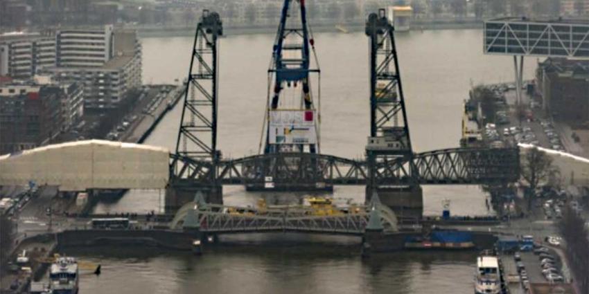 Karakteristieke hefbrug in Rotterdam na revisie weer geplaatst