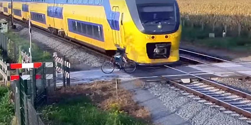 Schokkend filmpje ProRail: fietser op overweg door oog van de naald