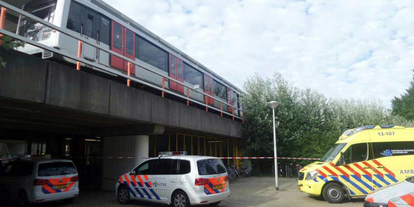 Dode bij steekpartij in metro Amsterdam
