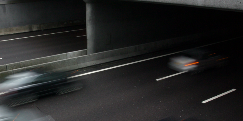 Onbekende(n) gooien stalen buis van viaduct A18
