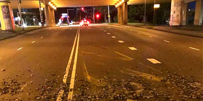 'Regen' van stenen viaduct RAI beschadigt auto