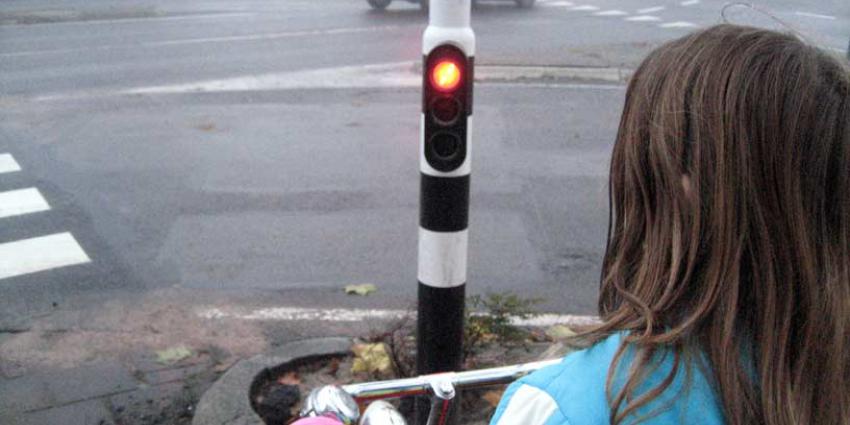 Verkeerslicht op de stoep voor telefoonjunks